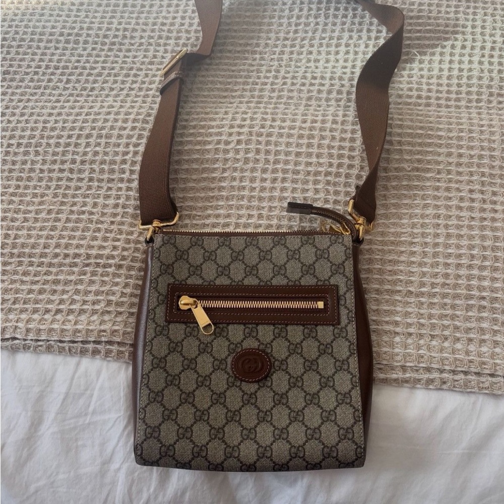 GUCCI SMALL MESSENGER ZIP BAG